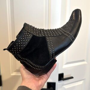 Anime Bing black leather booties, size 39
